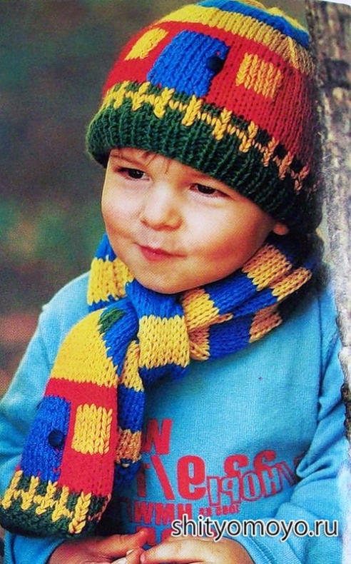 Разноцветные вязаные шапочка-домик и шарф для мальчика