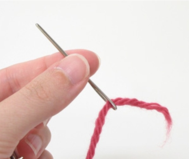 Соединение нитей без узлов в вязании.