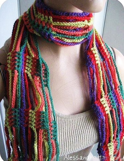 Яркий оригинальный вязаный шарф крючком